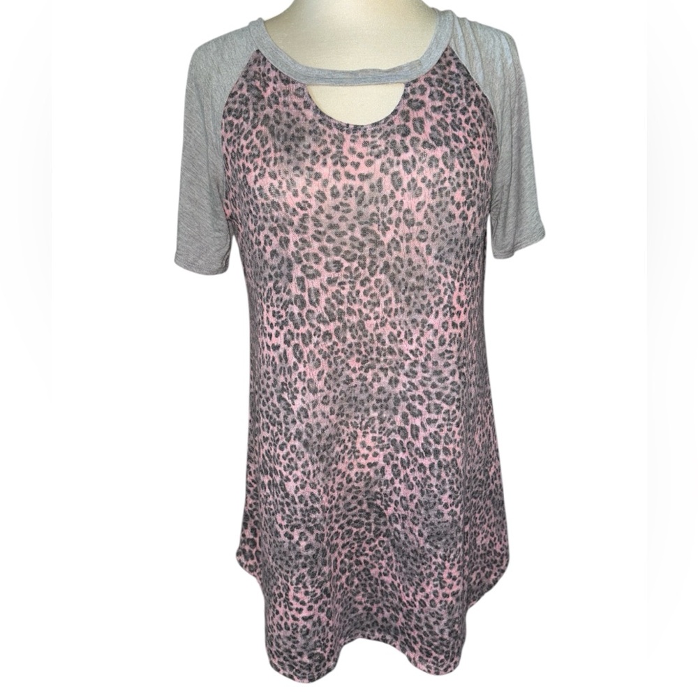 Leopard print T-shirt keyhole opening front short sleeves round @bottom Sz LG